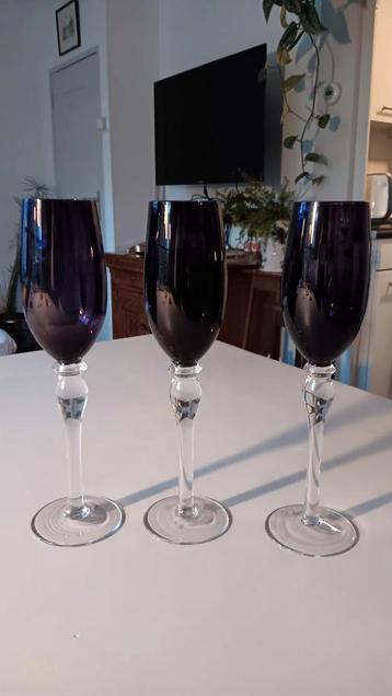 3 paarse champagneglazen  beschikbaar voor biedingen