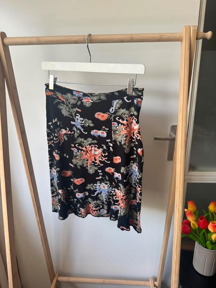 Kort King Louie rokje zwart met bloemen, Kleding | Dames, Rokken, Zo goed als nieuw, Maat 36 (S), Zwart, Boven de knie, Verzenden