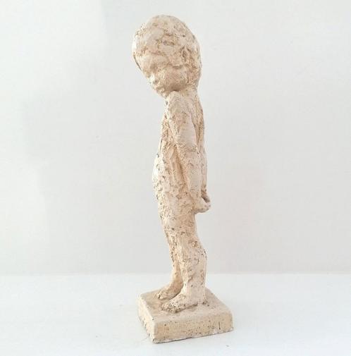 Beeld/ sculptuur van een klein meisje - 21 cm, Antiek en Kunst, Kunst | Beelden en Houtsnijwerken, Ophalen of Verzenden