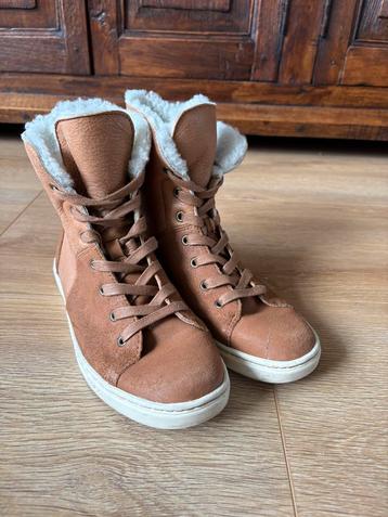 Als nieuw! UGG suede sneakers met bont wol Maat 38 beschikbaar voor biedingen