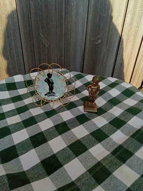 manneke pis bordje in standaard 10 cm en beeldje 8 cm 1 koop, Antiek en Kunst, Curiosa en Brocante, Ophalen of Verzenden
