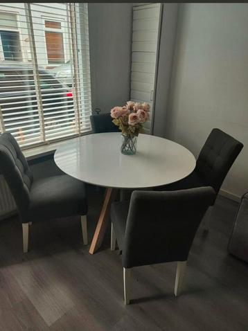 Ronde eettafel met 4 stoelen van Wood  beschikbaar voor biedingen
