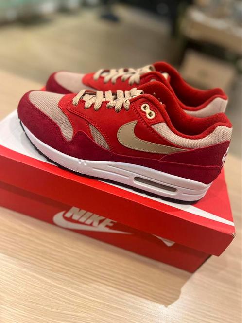 Nike Air Max 1 - Curry (red), Kleding | Heren, Schoenen, Nieuw, Overige kleuren, Ophalen of Verzenden