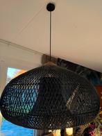 Zwarte rieten lamp - Snuf en Shoe Schaijk, Huis en Inrichting, Lampen | Hanglampen, Ophalen, Zo goed als nieuw, Overige materialen