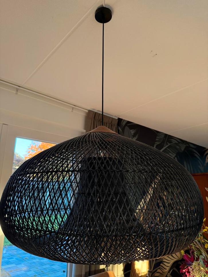 Zwarte rieten lamp - Snuf en Shoe Schaijk, Huis en Inrichting, Lampen | Hanglampen, Zo goed als nieuw, 75 cm of meer, Overige materialen