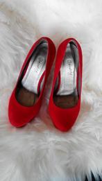 Prachtige rode pumps mt 35.5 / 36 suedine, Pumps, Ophalen of Verzenden, Zo goed als nieuw, Rood