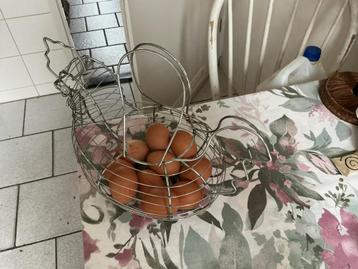 Metalen Eiermandje in de vorm van een Kip beschikbaar voor biedingen