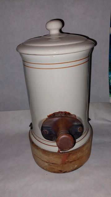 Vintage mayonaisepot uit een snackbar uit de jaren zestig beschikbaar voor biedingen