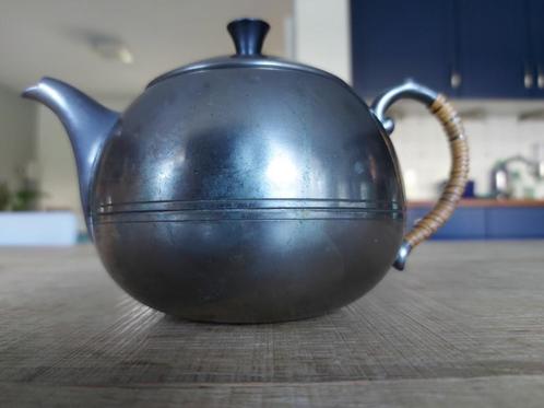 Tinnen theepotje met rotan omwikkeld handvat en zwarte knop, Antiek en Kunst, Curiosa en Brocante, Ophalen of Verzenden