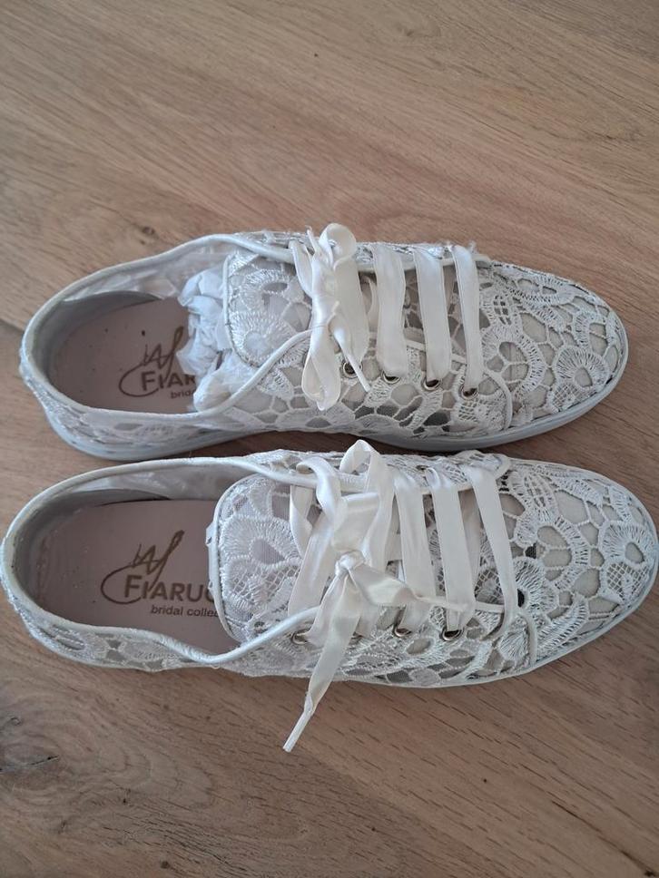Fiarucci Trouw Sneakers Maat 40 - in nette Staat, Kleding | Dames, Trouwkleding en Trouwaccessoires, Zo goed als nieuw, Wit, Ophalen of Verzenden