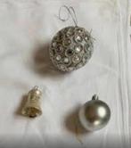 Zilverkleurige kerstballen, belletje en dennenappels., Diversen, Kerst, Gebruikt, Ophalen
