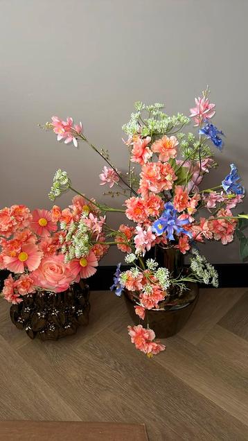 2x brons metaalkleurige vasen incl zijdebloemen beschikbaar voor biedingen