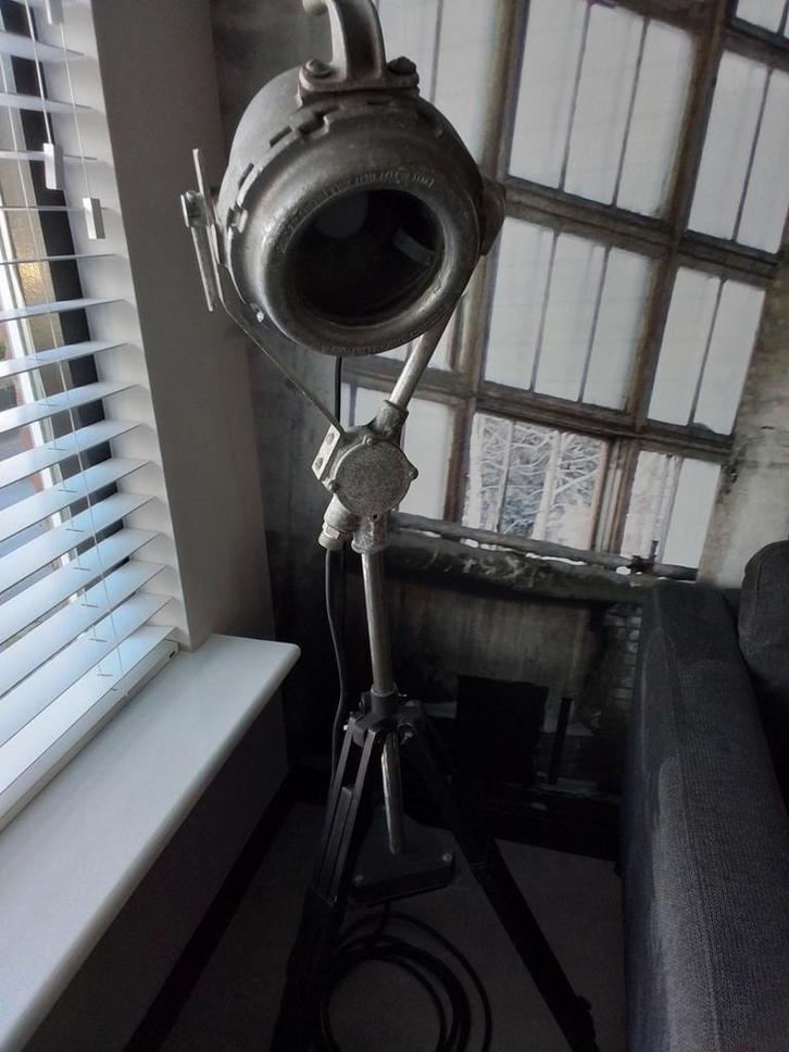 Stoer industrieel oude staande lamp, Antiek en Kunst, Antiek | Lampen, Ophalen of Verzenden