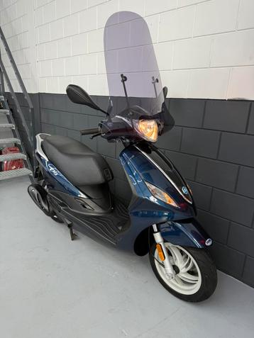 Piaggio New Fly 4Takt Snorscooter ( Nieuwstaat ) beschikbaar voor biedingen