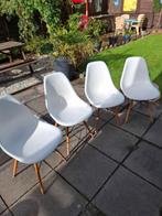 Vier witte kunststof eettafelstoelen. Eetkamerstoelen., Gebruikt, Wit, Vier, Ophalen