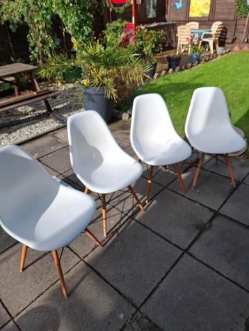 Vier witte kunststof eettafelstoelen. Eetkamerstoelen. beschikbaar voor biedingen