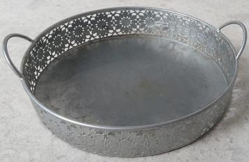 Gegraveerd metalen dienblad met twee handvatten beschikbaar voor biedingen