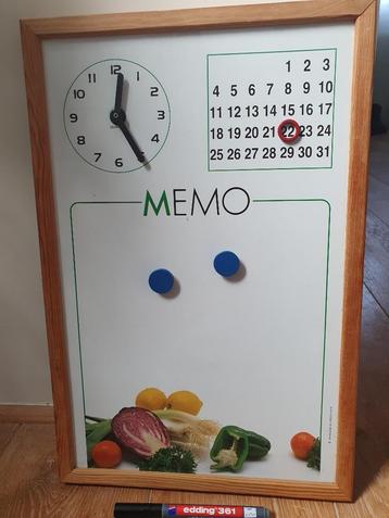 Memobord met klok, kalender, magneetjes en stift  beschikbaar voor biedingen