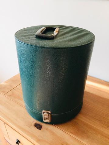 Antieke vintage groene Pruikendoos van Skai leer beschikbaar voor biedingen