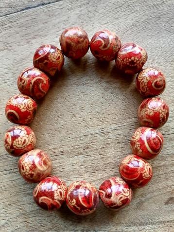 Nieuwe handgemaakte armband met roodbruine houten kralen beschikbaar voor biedingen