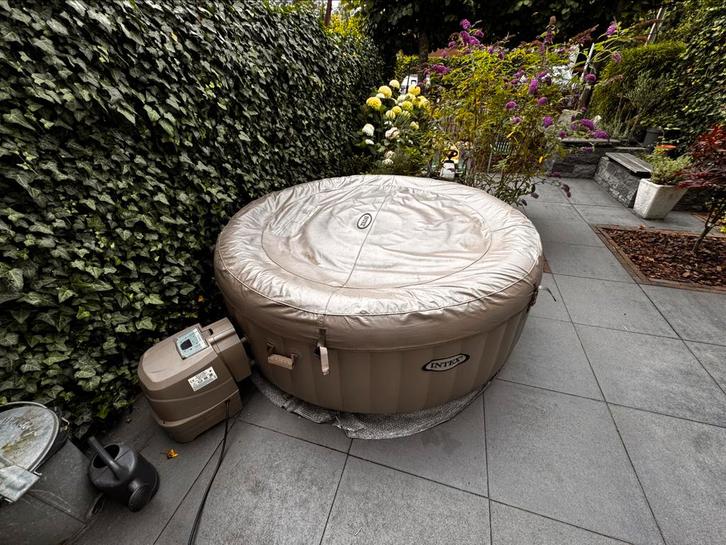 Opblaasbare 4 persoons INTEX Jacuzzi + tal van Accessoires, Tuin en Terras, Bubbelbaden en Hottubs, Gebruikt, Opblaasbaar, Afdekzeil