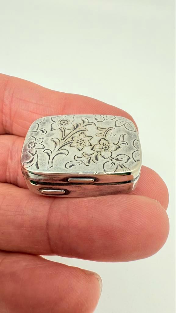 Verzilverd mooi oud pillendoosje. Deksel sluit goed., Antiek en Kunst, Antiek | Goud en Zilver, Zilver, Ophalen of Verzenden