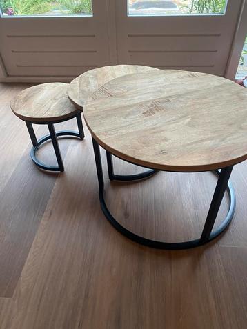 Set van 3 salontafels mango hout met zwart metalen poten beschikbaar voor biedingen