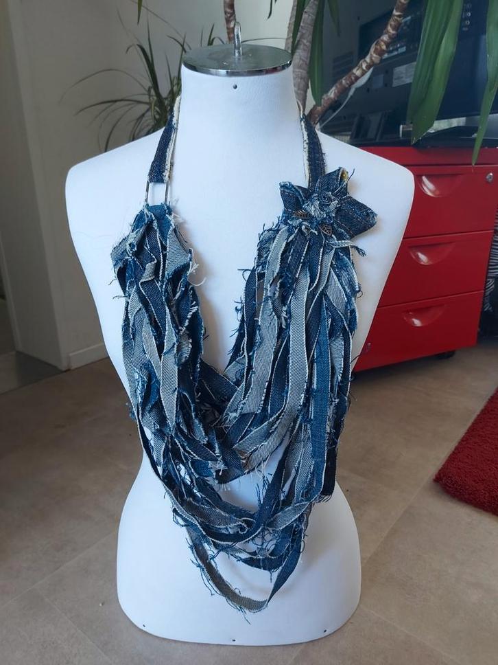 Handgemaakte sjaal van denimstof, Sieraden, Tassen en Uiterlijk, Kettingen, Nieuw, Overige materialen, Ophalen of Verzenden