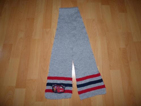 Leuke lichtgrijze sjaal van Cars, Kinderen en Baby's, Kinderkleding | Mutsen, Sjaals en Handschoenen, Gebruikt, Sjaal, Jongen