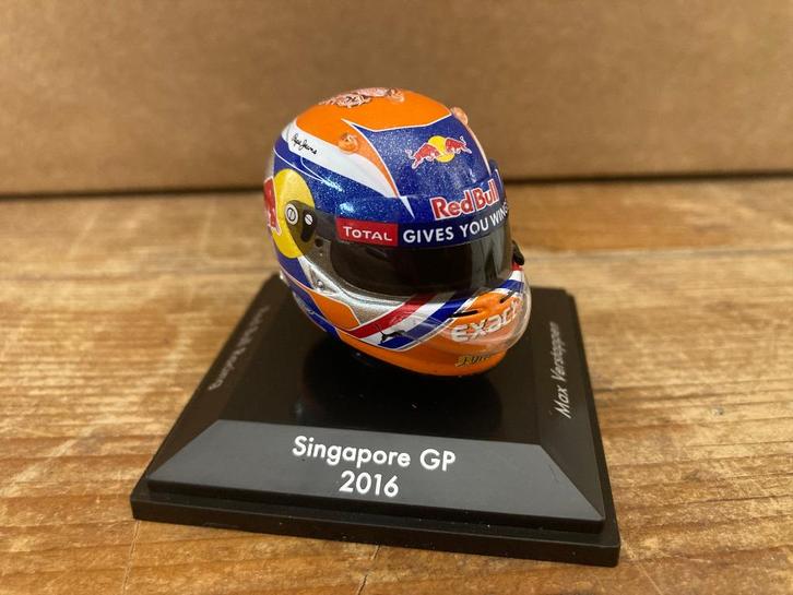 ✅ Max Verstappen 1:8 Helm Red Bull RB12 Singapore GP 2016, Verzamelen, Automerken, Motoren en Formule 1, Nieuw, Formule 1, Ophalen of Verzenden
