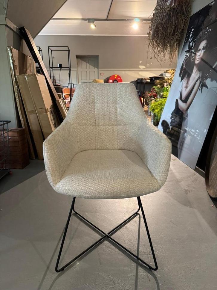 Eetkamerstoel Noto l Whoon | Meubilex l van €1116 voor €339, Huis en Inrichting, Stoelen, Zo goed als nieuw, Vier, Metaal, Stof