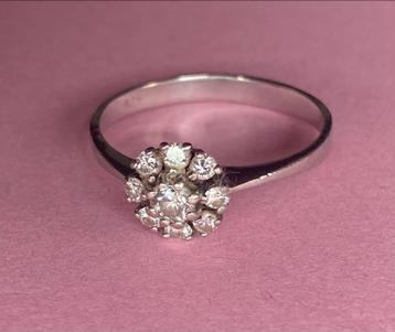 Elegante Witgouden Damesring met 9 Diamanten beschikbaar voor biedingen