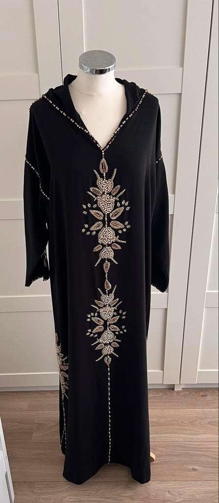 Zwarte Jellaba met kraaltjes - Maat M (S/L), Kleding | Dames, Gelegenheidskleding, Zo goed als nieuw, Overige typen, Maat 38/40 (M)