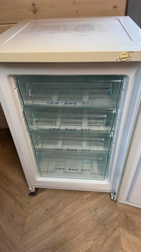 Gebruikte Vriezer - Werkt Perfect!, Witgoed en Apparatuur, Vriezers en Diepvrieskisten, Gebruikt, Vrijstaand, Vrieskast, Minder dan 60 cm