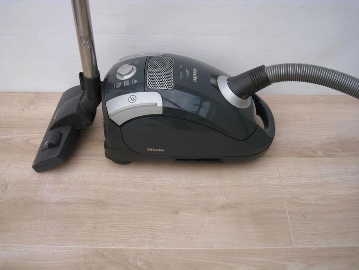 Zeer krachtige 2000 watt Miele stofzuiger grijs, Witgoed en Apparatuur, Stofzuigers, Gebruikt, 1600 tot 2000 watt, Stofzak, Ophalen