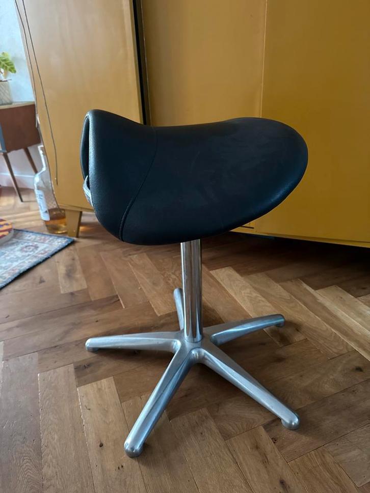 Zadelkruk - Zwart leer, chromen poot, Huis en Inrichting, Krukjes, Gebruikt, Overige materialen, In hoogte verstelbaar, Ophalen of Verzenden