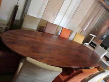 Hele mooie grote tafel