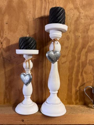 Set van 2 witte kandelaars met hartjes beschikbaar voor biedingen