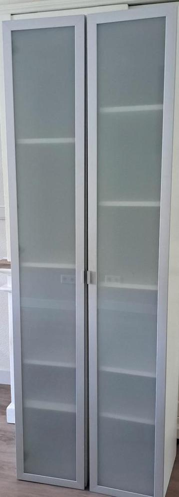 Twee (Badkamer) kasten met glazen deur zo goed als nieuw  beschikbaar voor biedingen