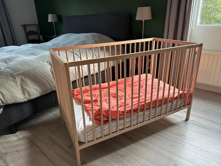 Ledikant Puck eikenhout incl. matras en matrasbeschermer, Kinderen en Baby's, Babywiegjes en Ledikanten, Zo goed als nieuw, Ledikant