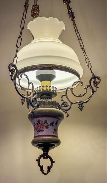 Antieke hanglamp model olielamp met bloemmotief beschikbaar voor biedingen