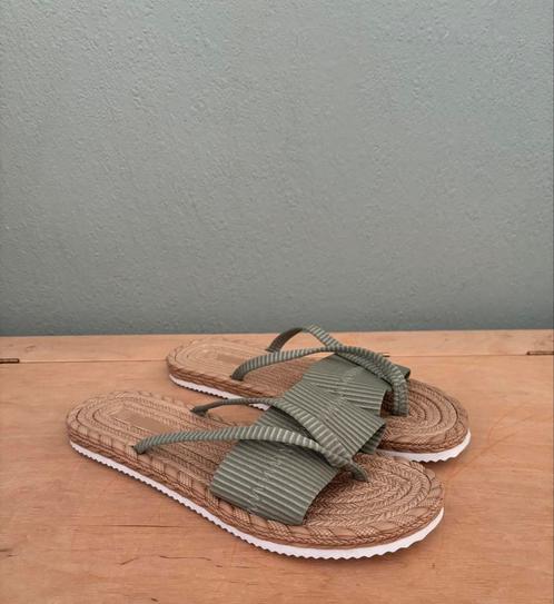 Trendy zomerse slippers – maat 43 (valt als 42), Kleding | Dames, Schoenen, Nieuw, Slippers, Beige, Ophalen of Verzenden