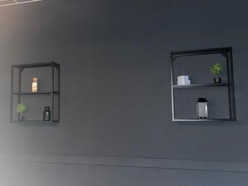 Zwarte open wandkast met decoratie beschikbaar voor biedingen