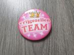 Broche Vrijgezellen Team ~ NH9103, Hobby en Vrije tijd, Ophalen of Verzenden, Gebruikt, Feestartikel, Geboorte of Huwelijk