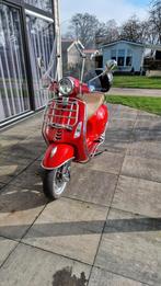 Vespa Primavera Rood, Fietsen en Brommers, Scooters | Vespa, Overige modellen, Ophalen of Verzenden, Zo goed als nieuw