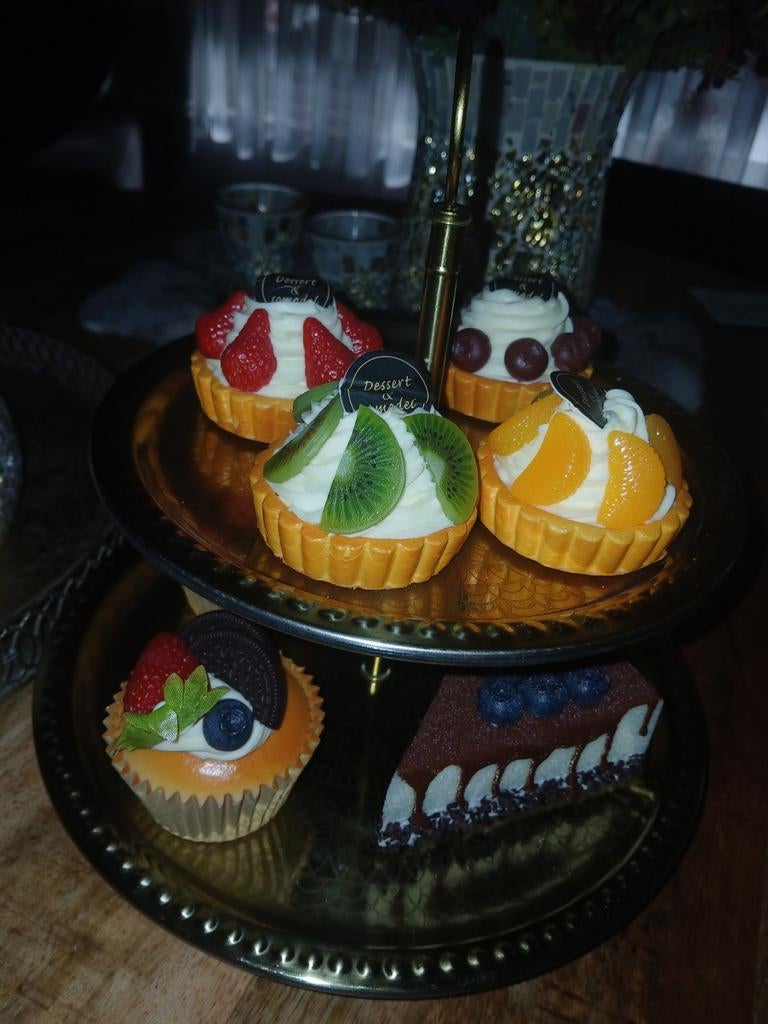 Etagere met nep gebak house of baroque, Huis en Inrichting, Ophalen, Zo goed als nieuw