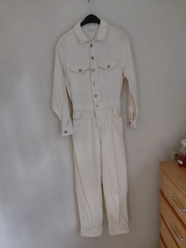 Bershka Denim Jumpsuit Crème Maat S, Kleding | Dames, Jumpsuits, Beige, Zo goed als nieuw, Maat 36 (S), Bershka