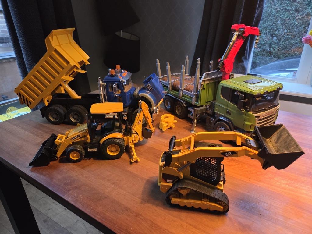 Bruder speelgoed trucks, Ophalen, Gebruikt