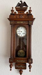 Antieke houten wandklok met slinger, Ophalen