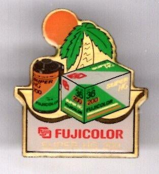 Fuji color foto/film PIN ( BLAD8_818 ), Verzamelen, Speldjes, Pins en Buttons, Verzenden, Nieuw, Merk, Speldje of Pin